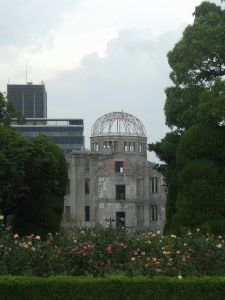 J'aime cette photo du monument entoure de fleurs / I like this picture of the monument surrounded with flowers - Hiroshima