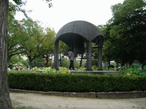 La Cloche de la Paix, qu'un Japonais vient juste de faire sonner / Peace Bell, that a Japanese was ringing it a moment before - Hiroshima