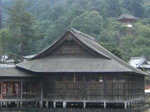 Avec la pagode Tahoto a droite, en haut / With the Tahoto Pagoda on the right side - Sanctuaire Itsukushima jinja Shrine - MiyaJima