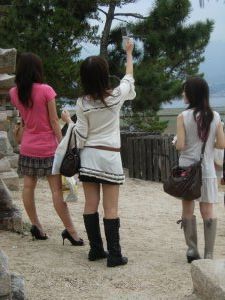 ...autant que des victimes de la mode! Decidement, ca plait a tous! / ...as well as fashion victims! It definitely attracts all! - Sanctuaire Itsukushima jinja Shrine - MiyaJima