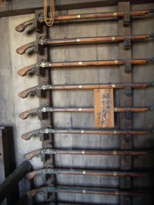 Une des nombreuses rangees d'armes / One of the many rows of weapons - Chateau d'Himeji Castle - Himeji