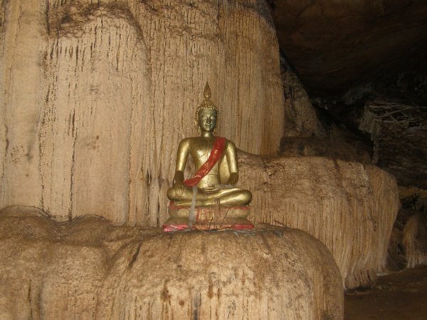Budda in cave Vang Vieng
