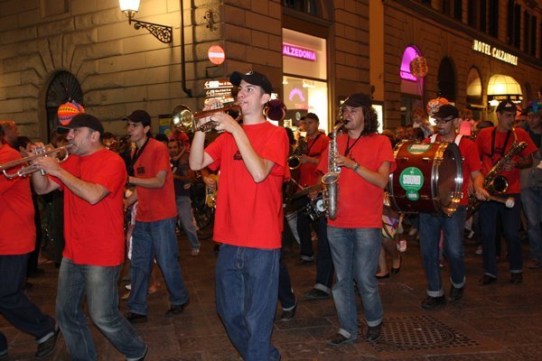 The band kicks of the parade