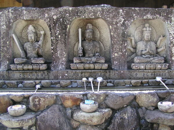 statues at temple 40