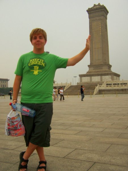 bbaade holding up the peopleÂ´s monument in tiananmen square, summer Â´08