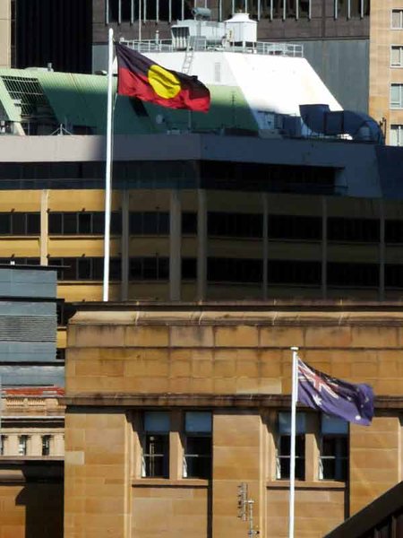 drapeaux aborigène et australien