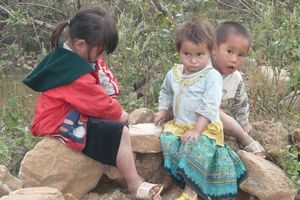 Hmong children in Ta Von
