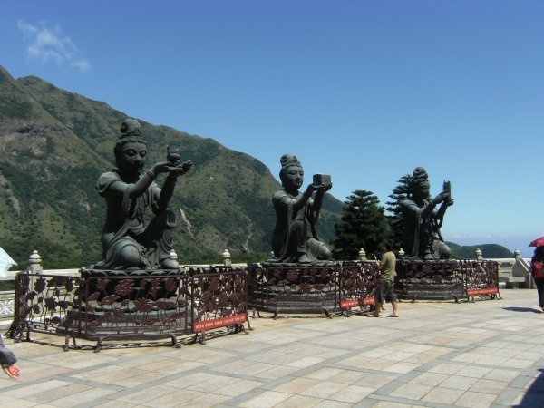 Buddhistic statues encircling the Tian Tan Buddha