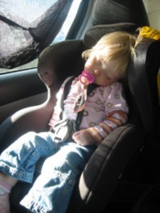 Sovende Emmeline i bilen