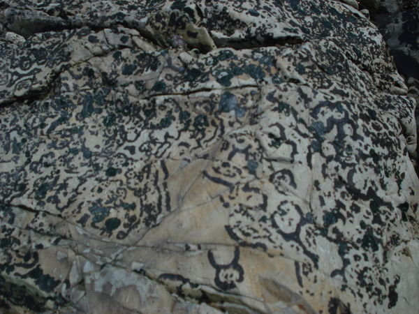 une image sympa sur un rocher... on dirait du henne... cool patterns on the rock 