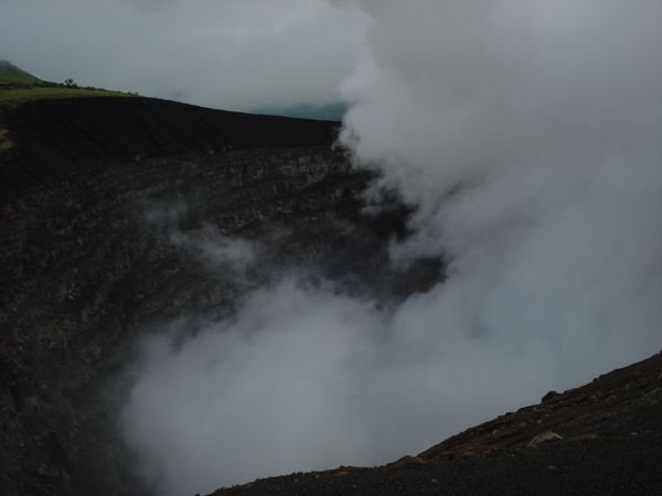 Fumee sortant du cratere Santiago- Smoke coming out of Santiago crater