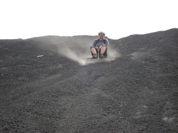 Sleighing down Cerro Negro- descendant Cerro Negro en luge