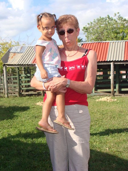 Marraine avec une petite a la ferme... J'ai bien cru qu'elle allait l'embarquer! My godmother with a little girl of the farm we went to visit... I actually thought she was going to take her away with her!