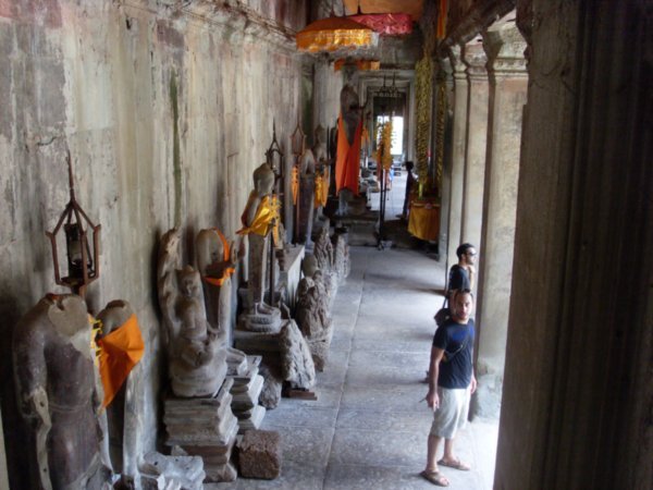 staues at Angkor Wot