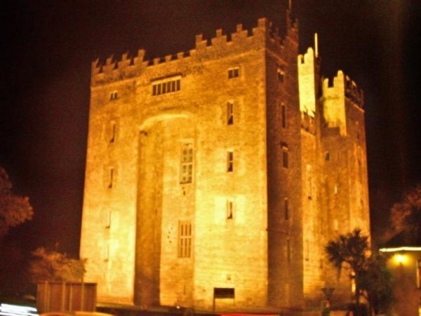 bunratty castle at night