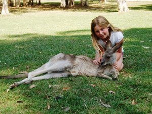 Australia Zoo - Kate & Kangaroo