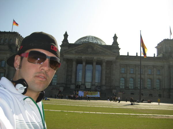 Berlin-Reichstag in background