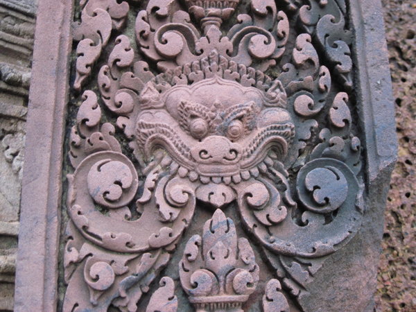Bantaey Srei carving
