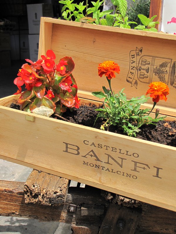 15 Flower boxes made with old wine boxes