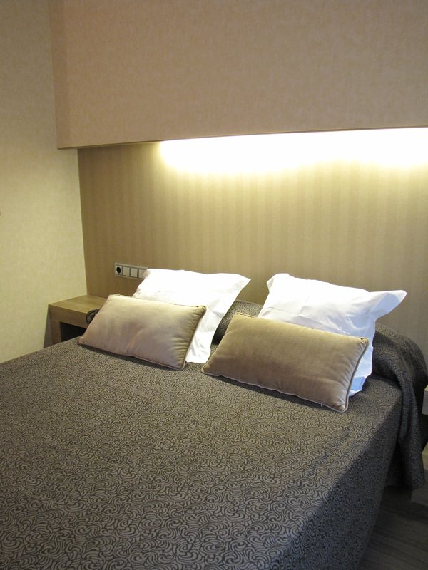 1 Hotel Room