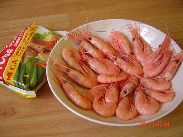 Fresh shrimps and noodle for lunch