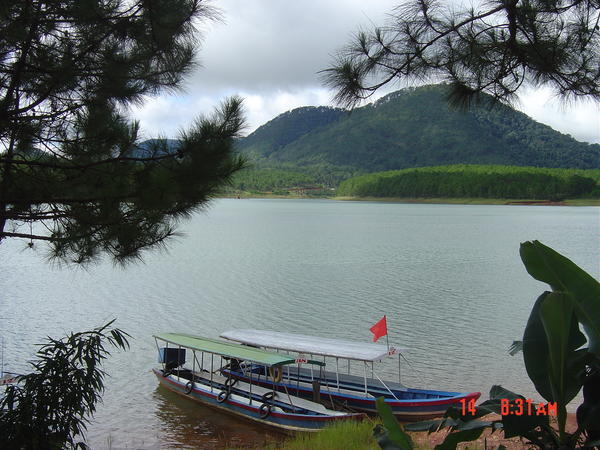 Boat for rent in Tuyen Lam lake (near Dalat)