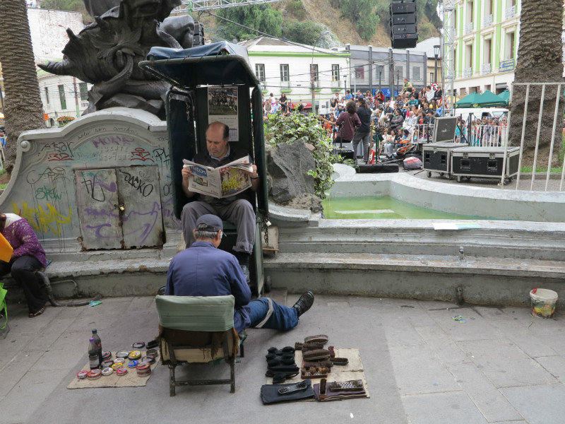 Plaza Anibal Pinto shoeshine and music