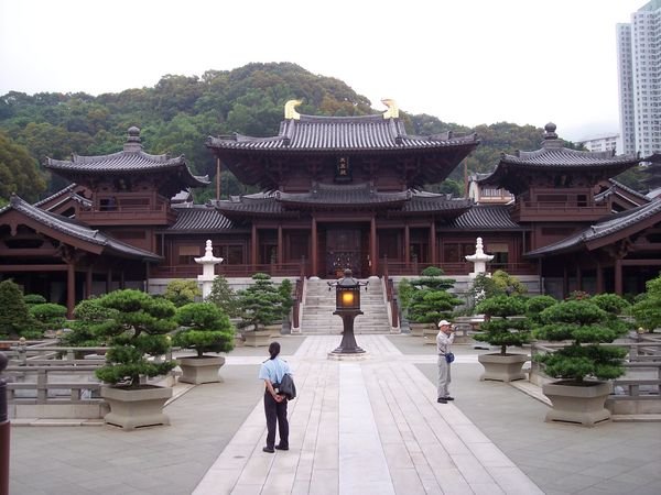 inside the front gate of the chi lin nunnery