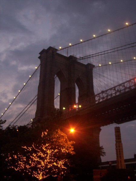 the brooklyn bridge at night