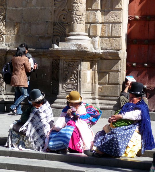 cholita meeting outside Iglesia de San Francisco