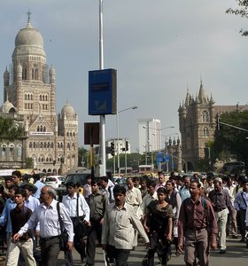 Commuters in rush hour Mumbai