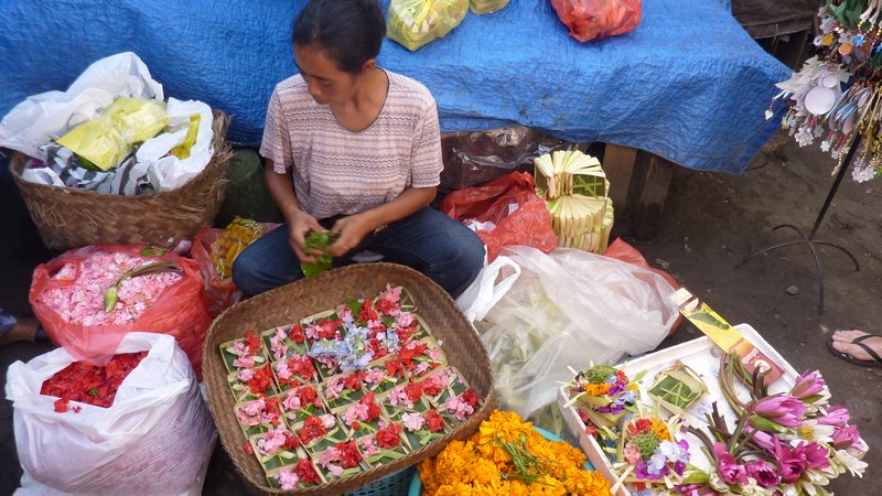 Preparing offerings on Ubud market