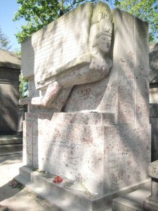 Oscar Wilde's fantastic tomb