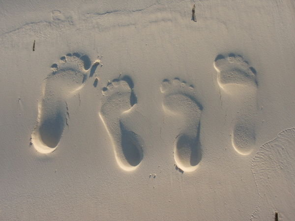 Footprints on the beach, Bwejuu