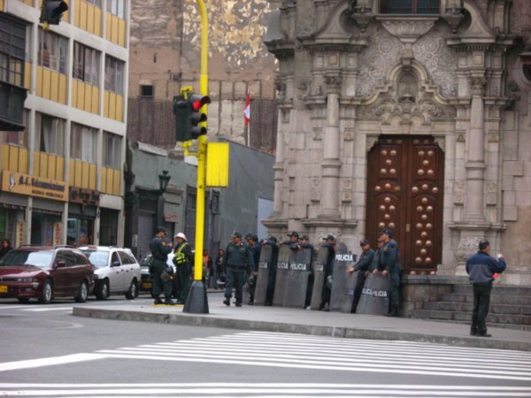 Riot police hanging out, Plaza de Armas