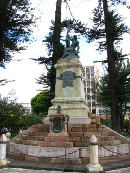 Statue Parque Calderon