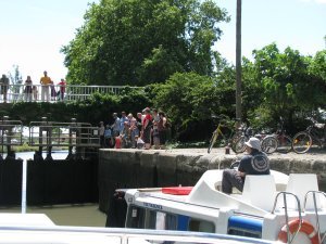 People who are travelling by car often stop at the locks to witness the spectacle! 
