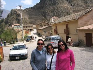 Ella, Cynthia & Katheryn in Ollantaytambo