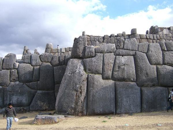 Saqsaywaman - These huge stones were put there by some of the smallest people in the world!?