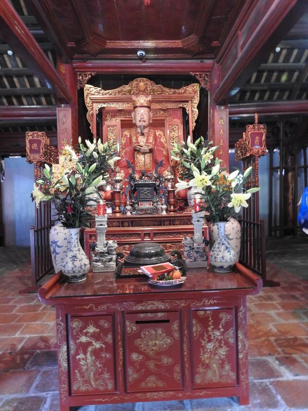 Inside Temple of literature - Statue of Confucius