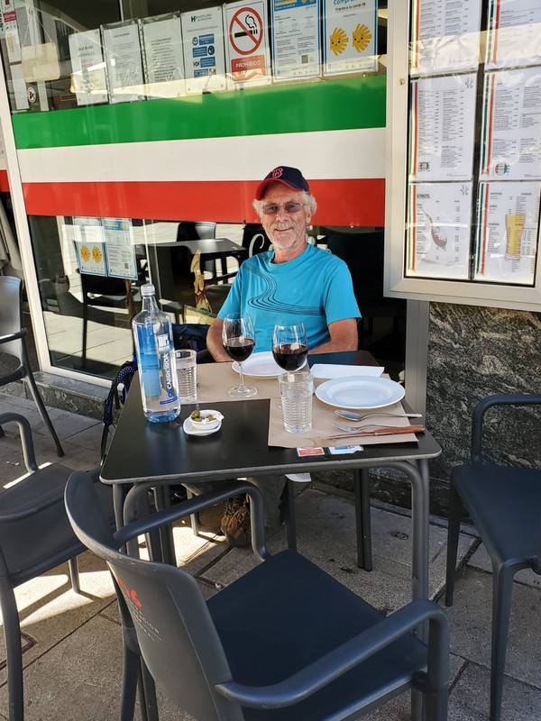 Lunch in Porreni after 17km day 