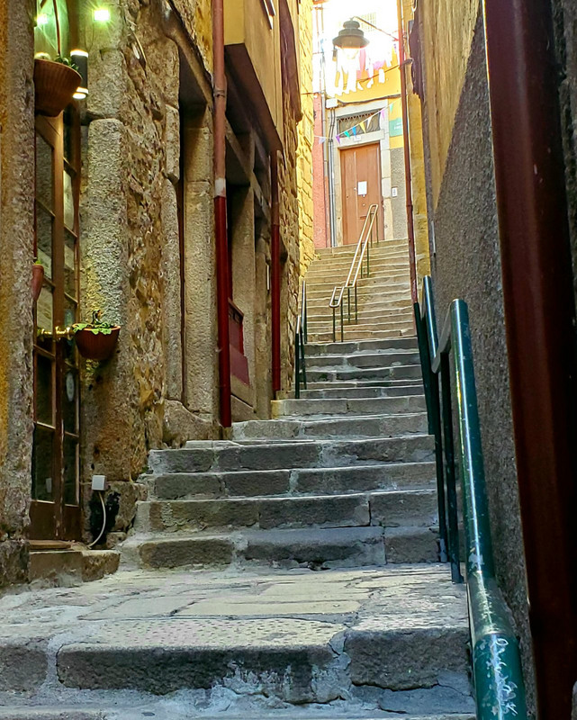 Lots of narrow alleyways in the historical section 