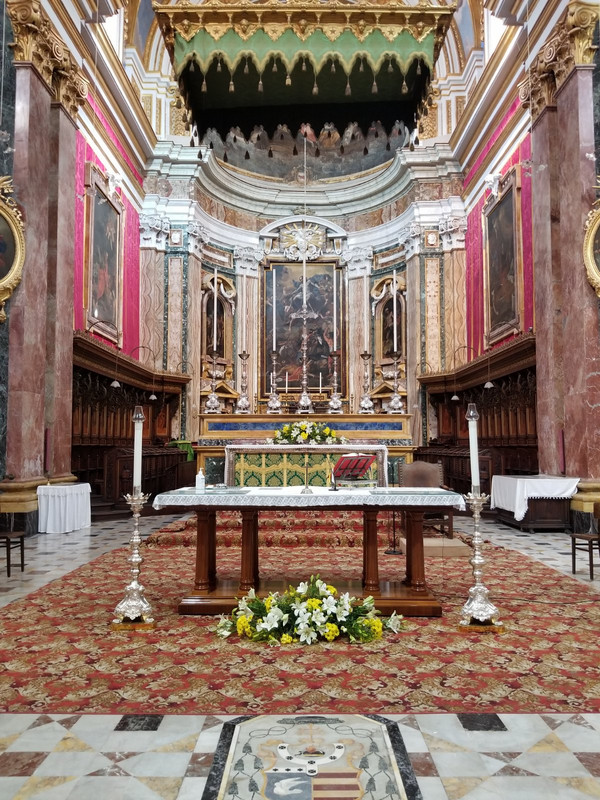Inside the Mdena cathedral 