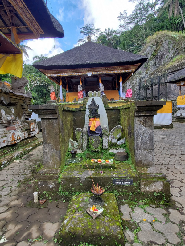 Offering at Gunung Kawi Temple