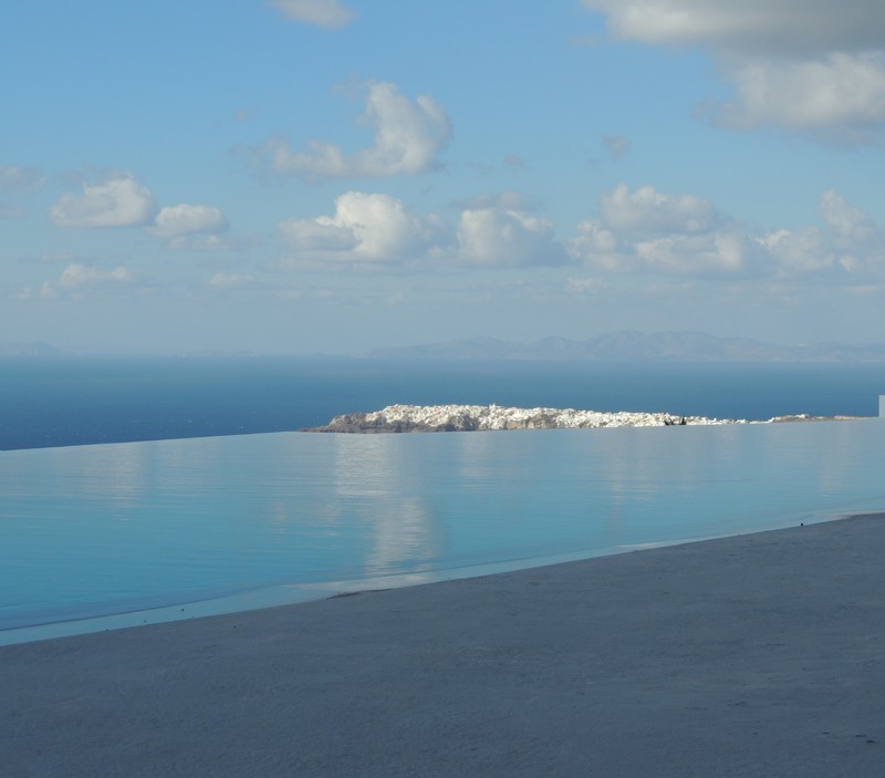 Now that, is an infinity pool!!