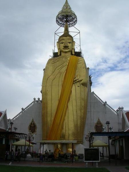 Standing Buddha @ Wat Intharawihan