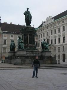 Holden & statue in Hofburg