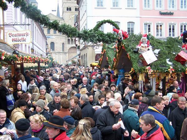 An extremely packed Christmas Market