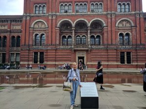Charlotte in the V & A courtyard