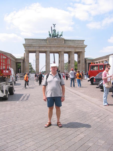 Kev in front of the Brandenburg Gate